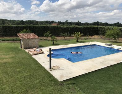 Tomando el sol en camas de dia de piscina desde la terraza casa rural Apayama La Vera Cáceres Extremadura