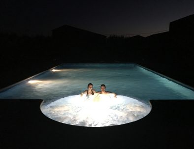Disfrutando del jacuzzi en la piscina por la noche 2 Casa rural Apayama La Vera Cáceres Extremadura