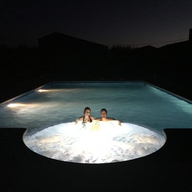 Disfrutando del jacuzzi en la piscina por la noche 2 Casa rural Apayama La Vera Cáceres Extremadura